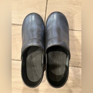 Sanita Metallic Blue clogs